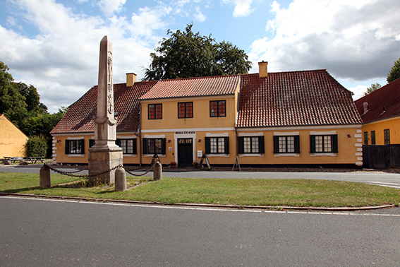 Stolbergstøtten og Egnsmuseet - Foto: Peter M. Brandi©